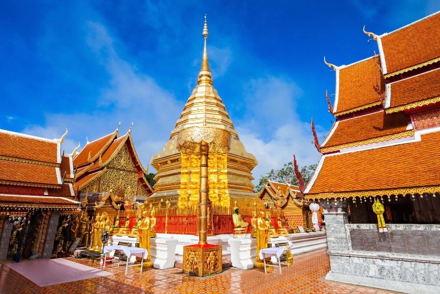 Bảo tháp vàng lấp lánh tại Chùa Doi Suthep