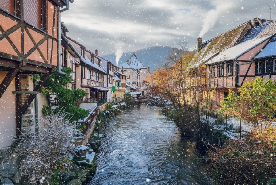 Kaysersberg sở hữu dòng suối Weiss uốn lượn giữa làng tạo nên khung cảnh vô cùng nên thơ