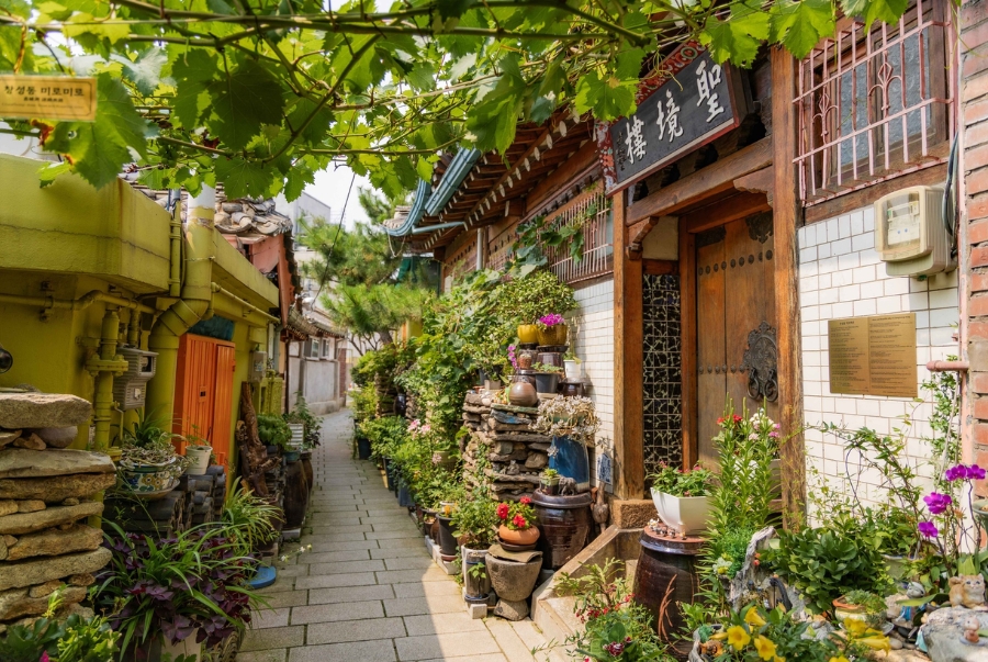 Seochon Hanok nằm ở phía Tây cung điện Gyeongbokgung