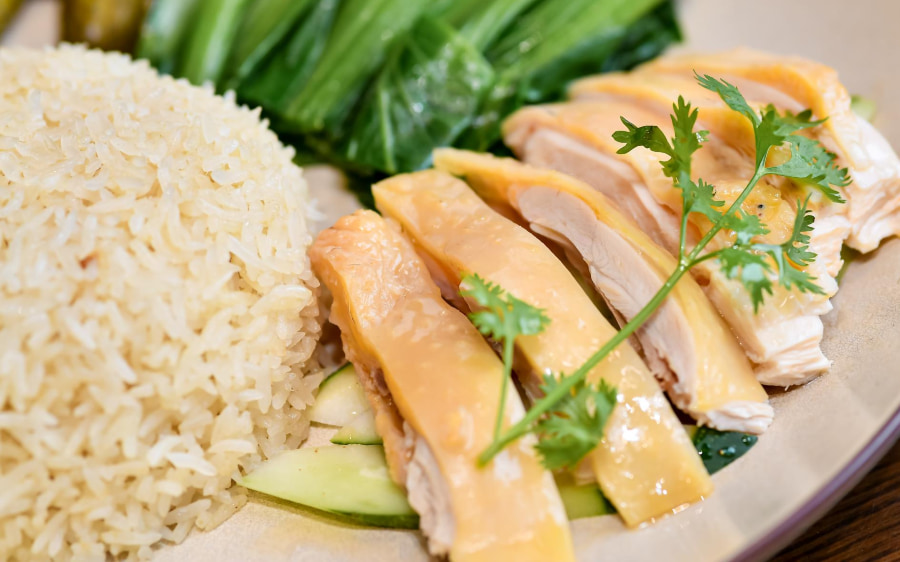 Cơm gà Hải Nam là món ăn quốc dân và là một trong những quán ăn ngon ở Singapore không thể bỏ qua