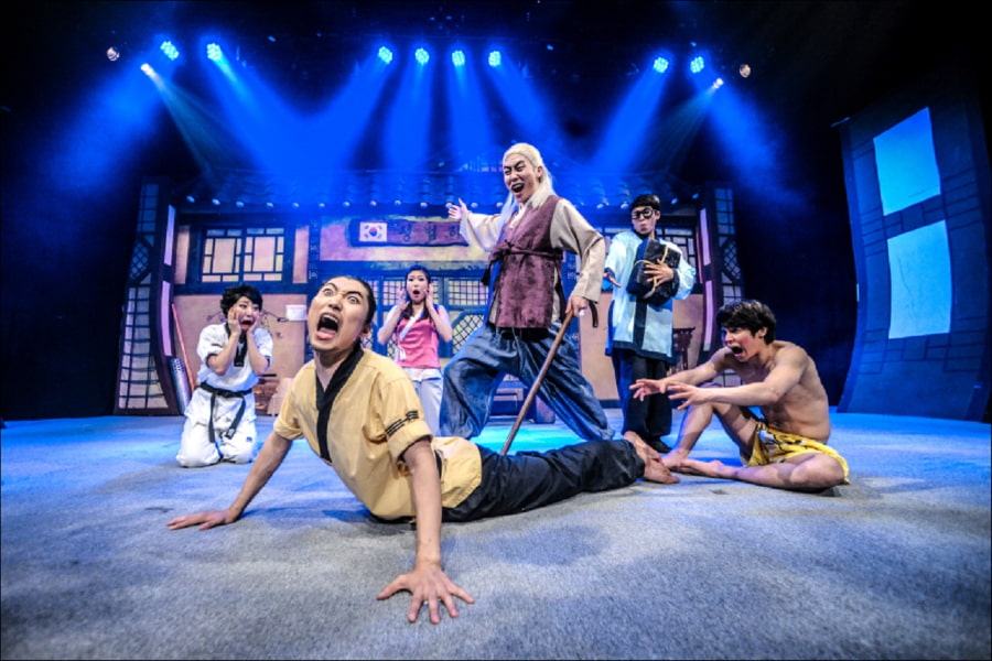 'Jump Show' là một chương trình biểu diễn nghệ thuật kết hợp nhuần nhuyễn giữa võ thuật, nhào lộn, hài kịch và kịch câm