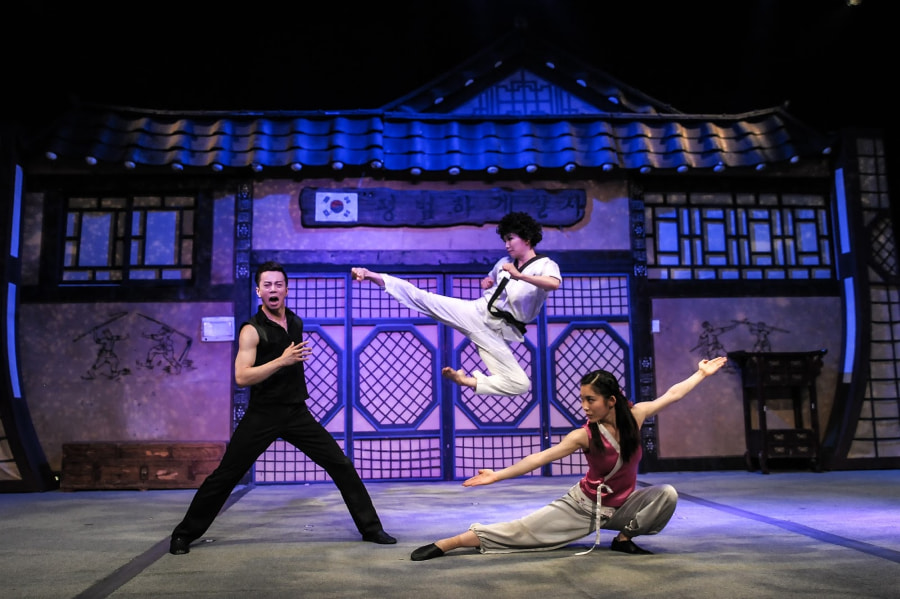 'Jump Show' không chỉ đơn thuần là một màn trình diễn võ thuật mà còn là một vở kịch hài hước, mang tính giải trí cao