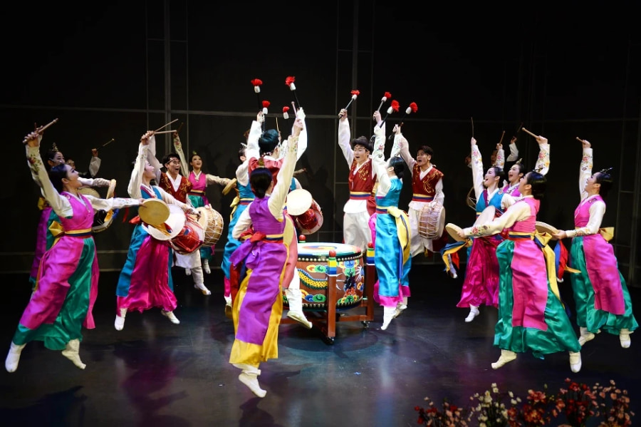 'The Queen's Banquet' được chia thành ba phần rõ rệt, mỗi phần mang đến những trải nghiệm thị giác và cảm xúc riêng biệt