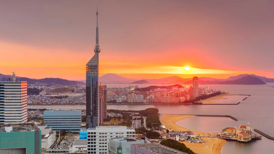 Fukuoka nổi bật với sự kết hợp hài hòa giữa lịch sử lâu đời, văn hóa truyền thống sâu sắc và nhịp sống đô thị hiện đại, sôi động