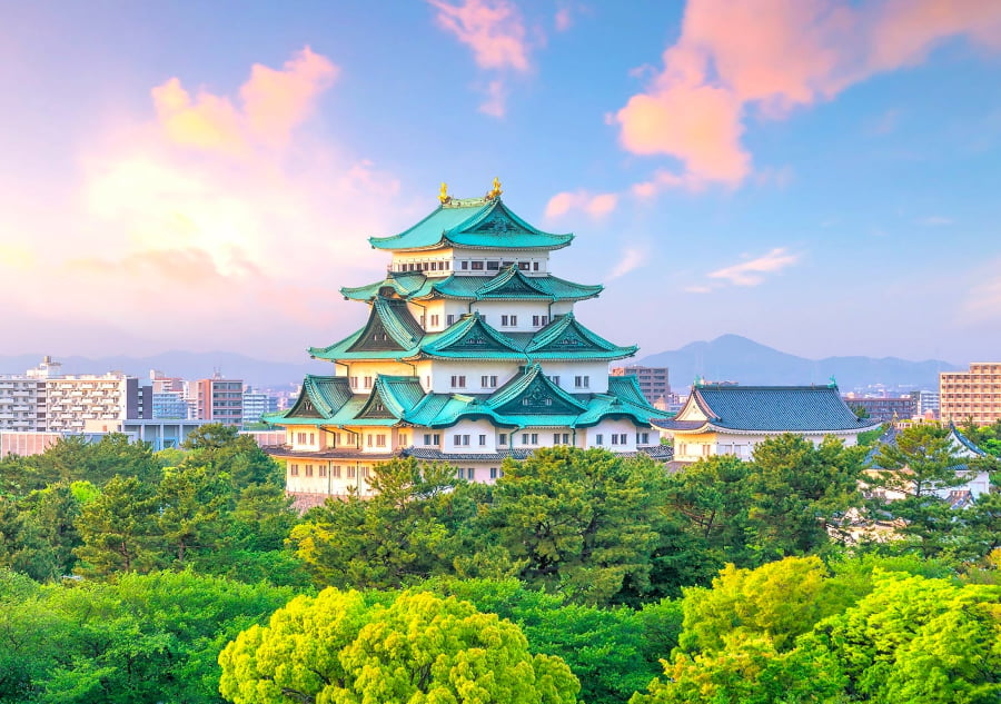 Lâu đài Nagoya tráng lệ với những mái ngói vàng rực, biểu tượng của thành phố và là nơi lưu giữ nhiều câu chuyện lịch sử