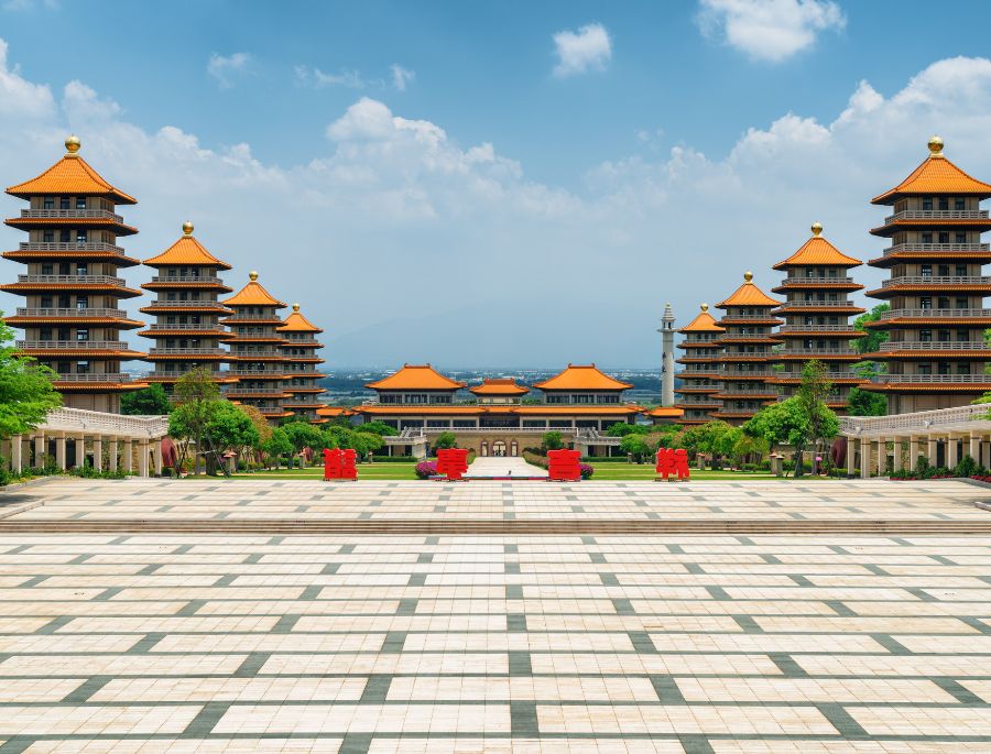 Hình ảnh “Bát chánh đạo” được thiết kế đối xứng bên phải và bên trái