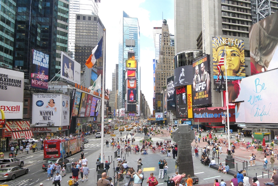 Times Square luôn mang bầu không khí náo nhiệt bất kể ngày hay đêm