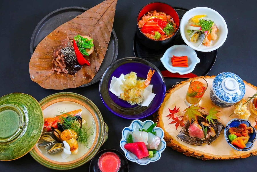 Kaiseki ryori là hình thức ẩm thực cao cấp gồm nhiều món nhỏ và sắp xếp theo mùa