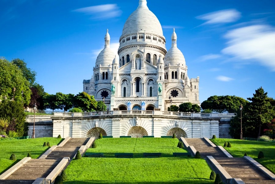 Nhà thờ Sacré Cœur là biểu tượng nổi bật nhất của Đồi Montmartre với màu trắng rực rỡ