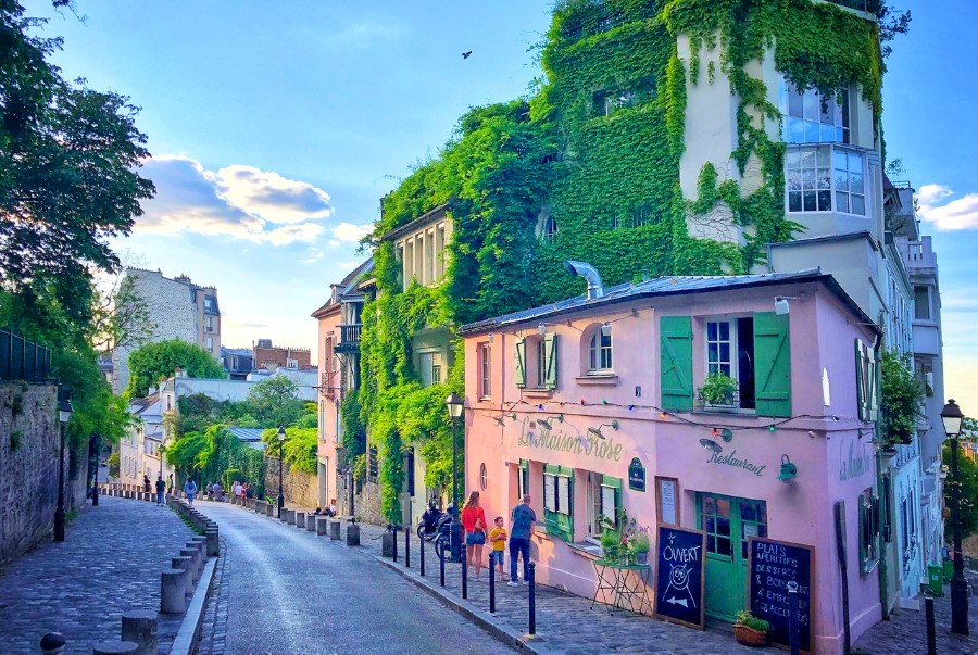 Rue de l Abreuvoir là một trong những con phố lâu đời của Montmartre