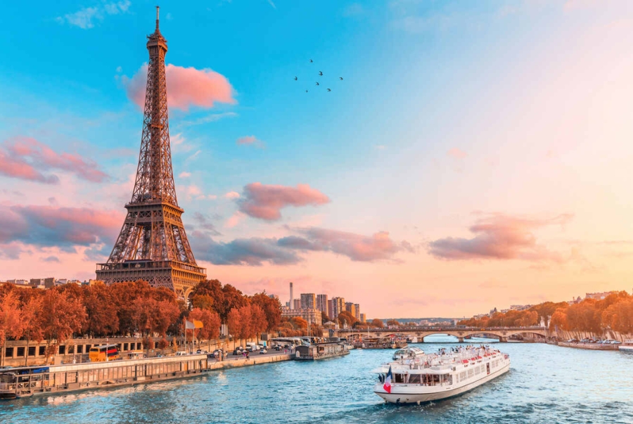 Ngồi dạo thuyền trên sông Seine là trải nghiệm mà bất kỳ du khách nào đến Paris cũng muốn thử