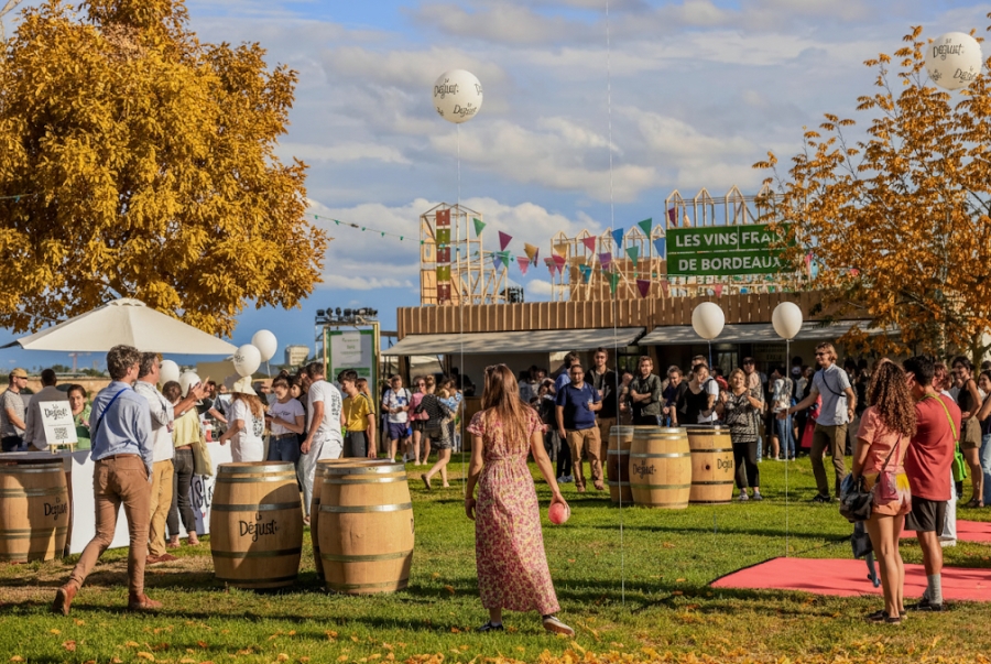 Lễ hội rượu vang là dịp để mọi người thưởng thức rượu vang ngon lành và cùng nhau vui chơi giữa tiết trời se lạnh của mùa thu