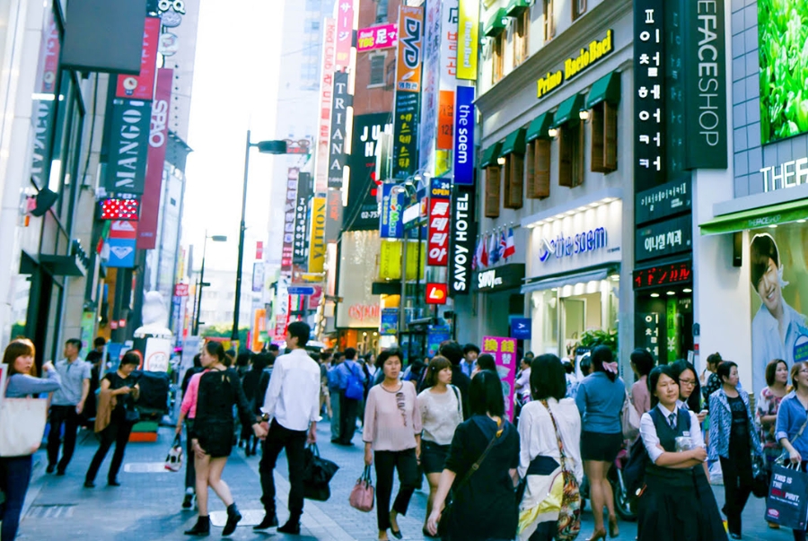 Myeongdong là khu mua sắm tập trung dày đặc nhất tại trung tâm Seoul