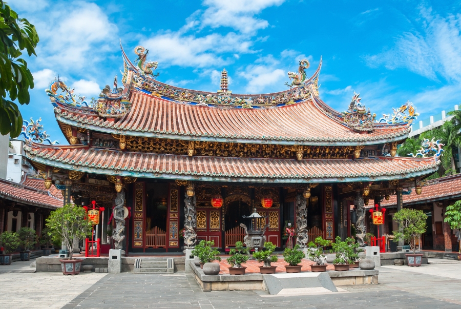 Không gian xung quanh chùa Khổng Tử Đài Bắc mang đậm tinh thần Nho giáo với mái ngói đỏ