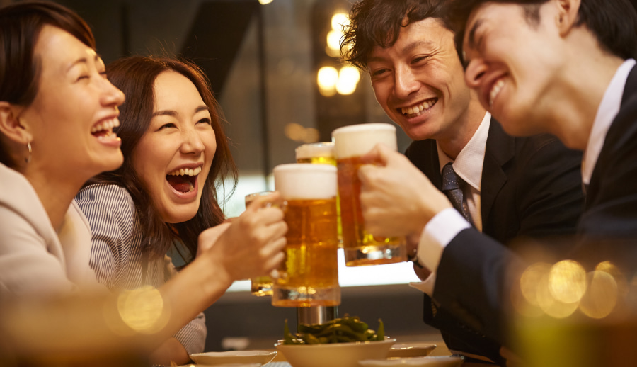 Trong buổi tiệc, bạn sẽ thấy sự tỉ mỉ trong cách rót rượu, mời rượu và thứ tự ngồi