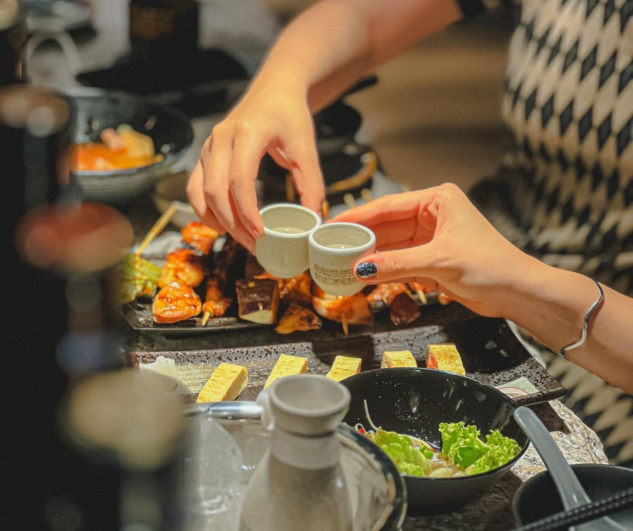 Nomikai không chỉ có rượu mà còn đi kèm với các món ăn phong phú