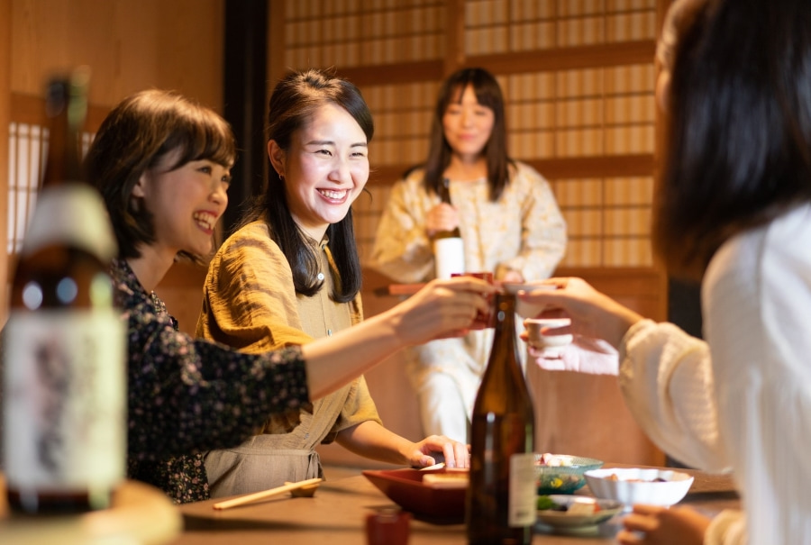 Không khí tại các buổi tiệc thường rất sôi động, mọi người thoải mái chia sẻ những câu chuyện trong đời sống hằng ngày của mình