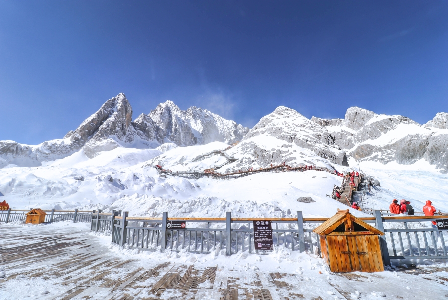 Núi tuyết Ngọc Long là dãy núi lớn với nhiều đỉnh cao liên tiếp