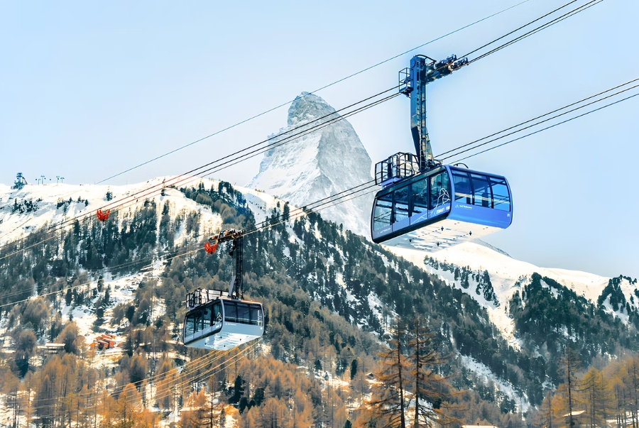 Hệ thống cáp treo đưa du khách băng qua những cánh rừng và sườn núi trắng xoá