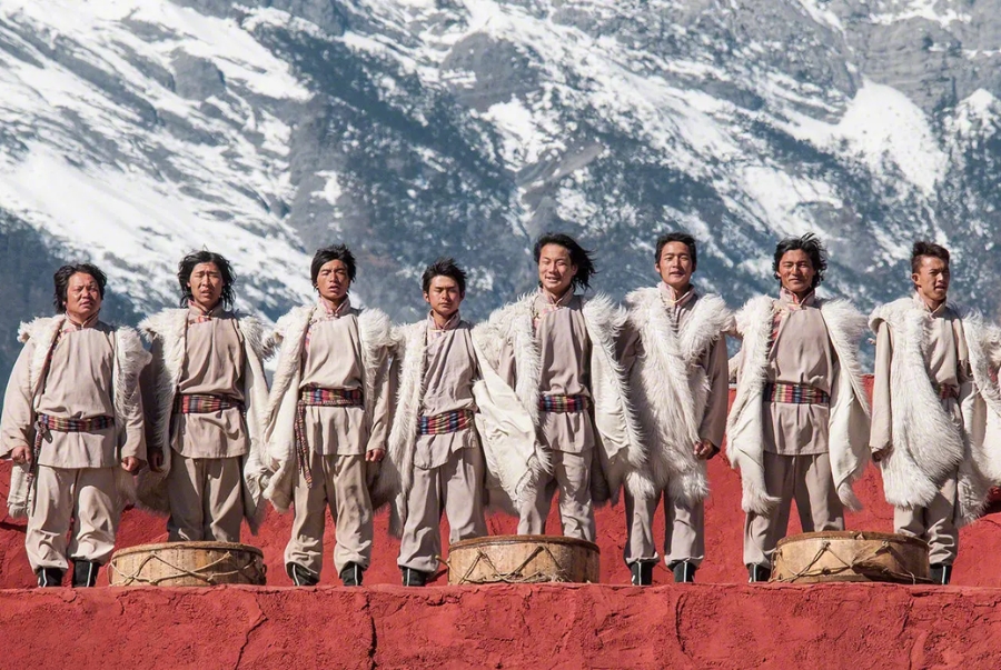 Núi tuyết Ngọc Long còn giữ vai trò trung tâm trong đời sống tinh thần của người Nạp Tây