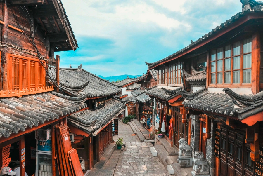 Các con đường đá cuội uốn lượn trong phố cổ