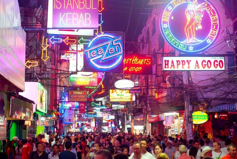 Không khí náo nhiệt về đêm của phố đi bộ Pattaya
