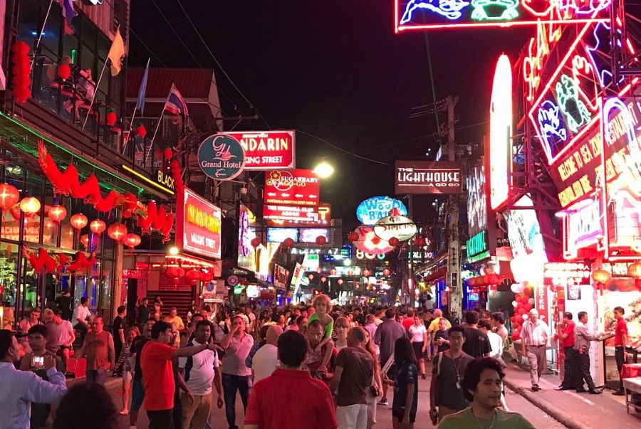 Phố đi bộ Pattya khá đông đúc nên du khách chú ý an toàn