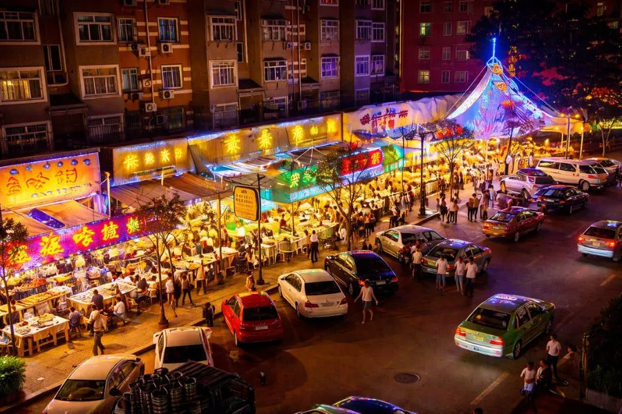 Khung cảnh nhộn nhịp, tấp nập tại Qingdao Beer Street Restaurant