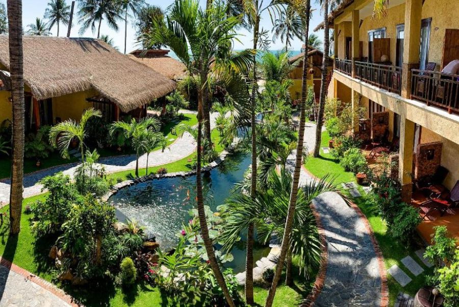 Các gian phòng tại resort có thiết kế mái lá truyền thống và nội thất gỗ nâu trầm tạo nên sự ấm áp, gần gũi