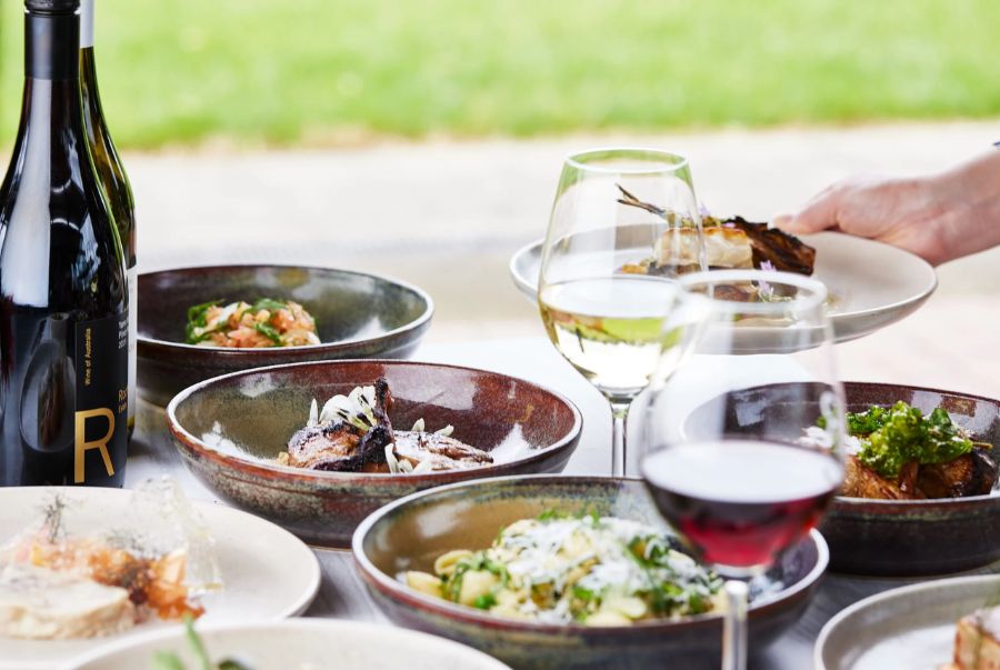 Ẩm thực cũng là một trong những điểm độc đáo của lễ hội