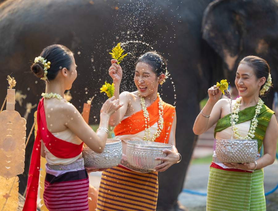 Việc té nước vào nhau được xem là hành động mang đến sự may mắn