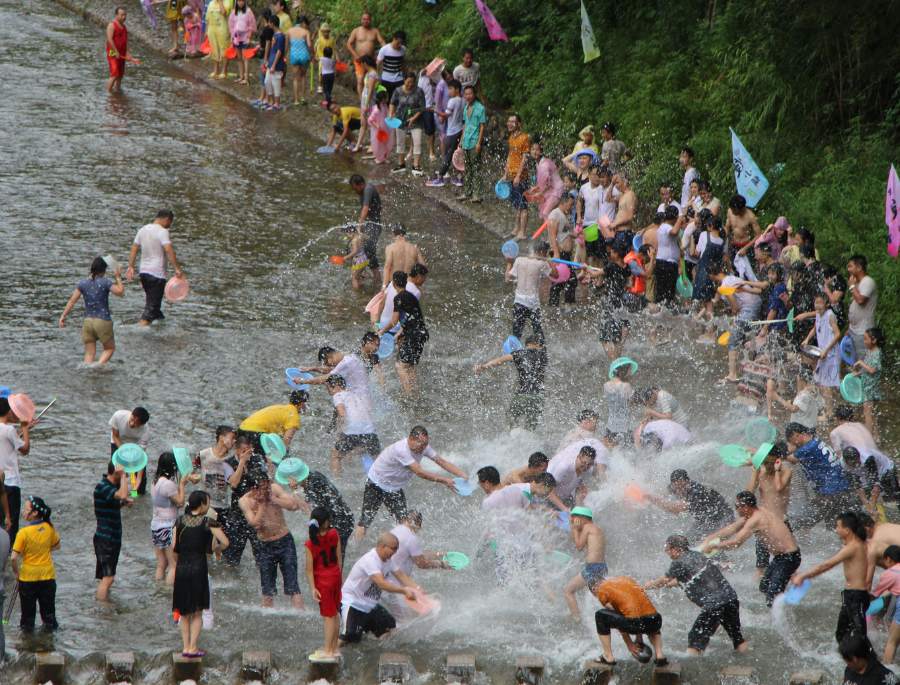 Bangkok là trung tâm tổ chức Songkran lớn nhất tại Thái Lan
