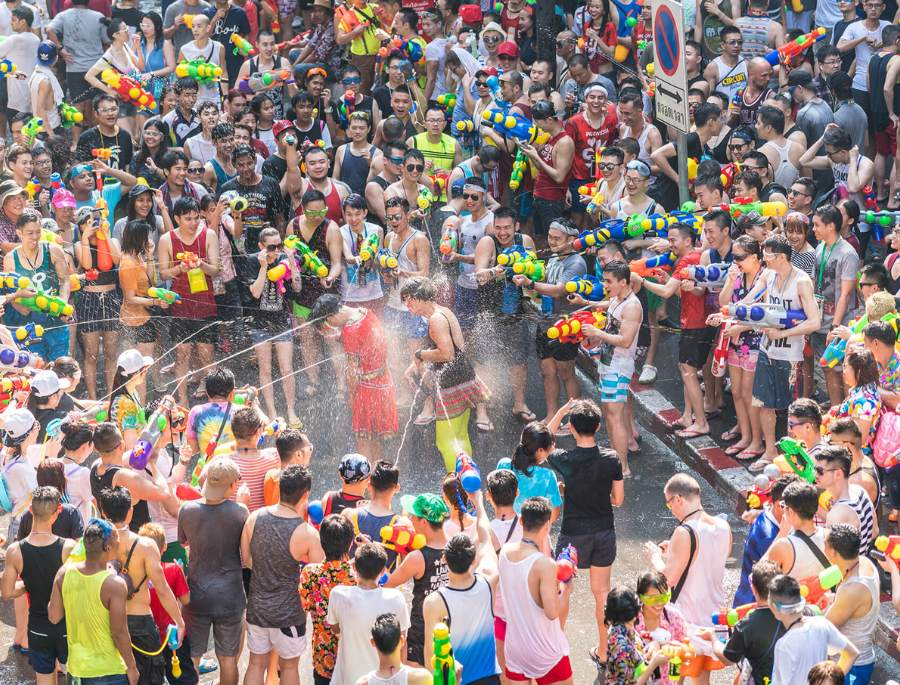 Hoạt động "tắm nước" trên đường phố Phuket vào mùa lễ hội