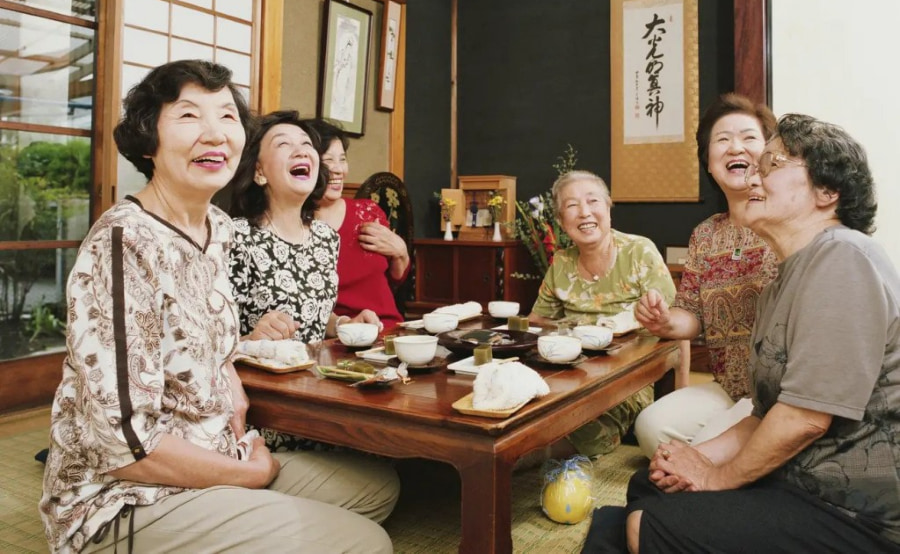 Sự nồng hậu và lòng hiếu khách đặc trưng của người dân địa phương là một lý do nên đi du lịch Okinawa