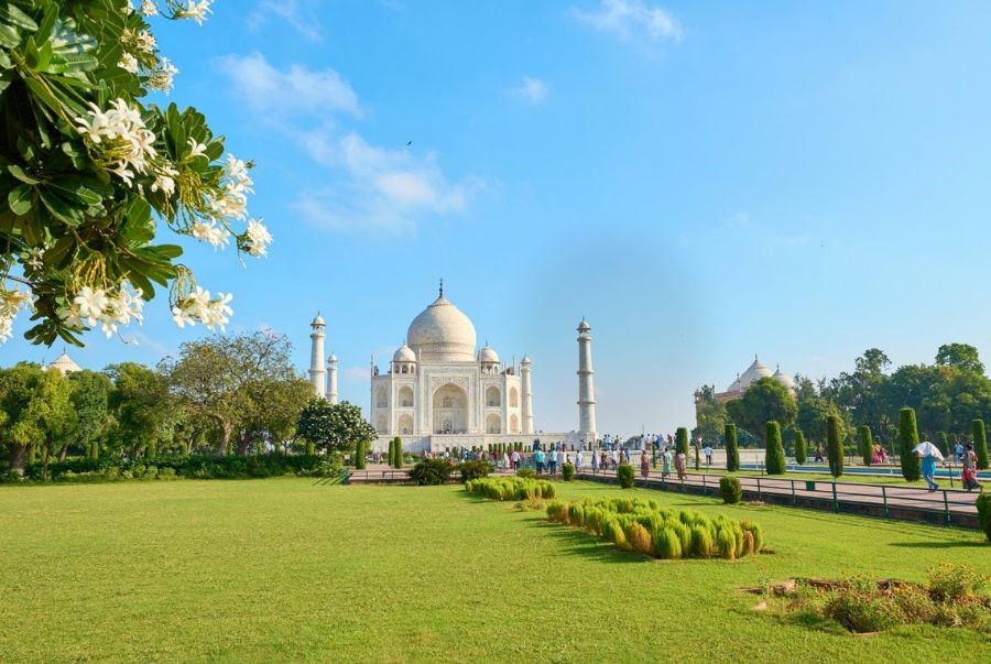 Khuôn viên xanh mát và hồ nước phản chiếu tuyệt đẹp quanh Taj Mahal