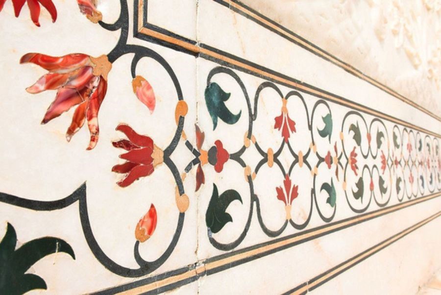 Họa tiết khảm đá quý tinh xảo trên nền đá cẩm thạch của Taj Mahal