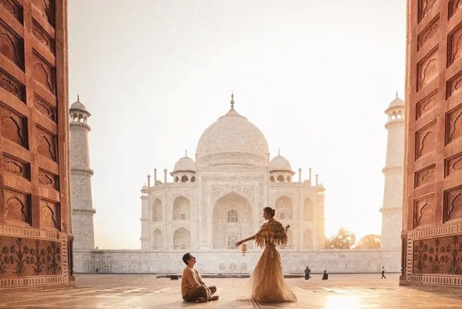 Khoảnh khắc check-in lãng mạn tại cổng Great Gate