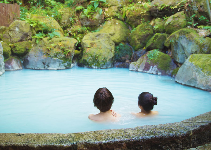 Onsen Nhật Bản không đơn thuần là một hình thức thư giãn mà còn là một phần sâu sắc trong văn hóa lâu đời của Nhật Bản
