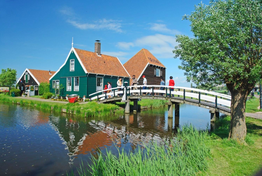 Không gian của Zaanse Schans mở rộng dọc theo bờ sông Zaan