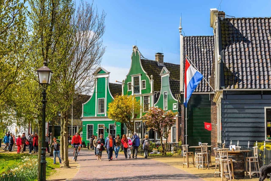 Các du khách thường dành thời gian dạo bộ quanh làng Zaanse Schans