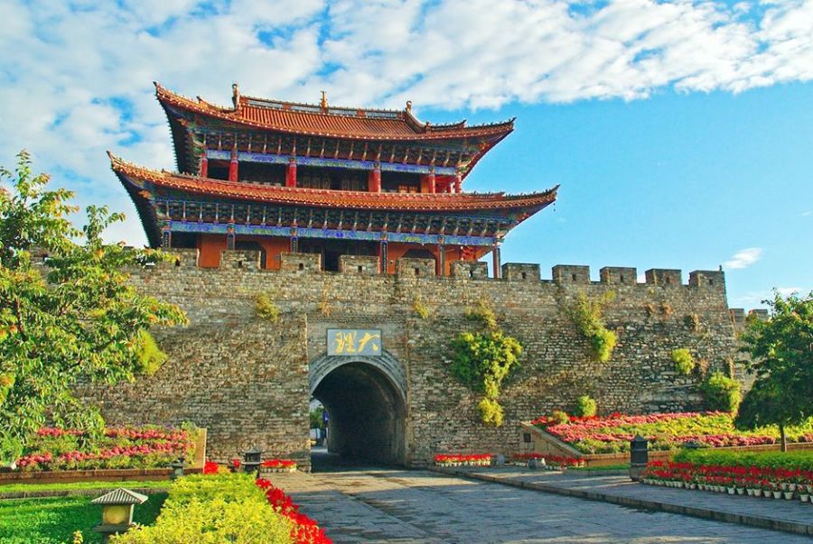 Đại Lý hiện lên như một bức tranh tĩnh lặng với núi non hữu tình và kiến trúc cổ kính