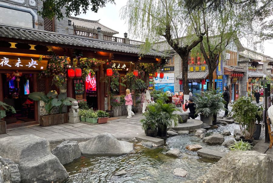 Khung cảnh bình yên bên trong khu vực Thành Cổ Đại Lý