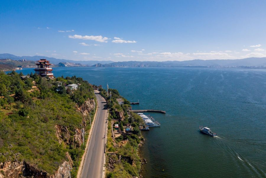 Hồ Nhĩ Hải như một viên ngọc xanh giữa lòng thành cổ