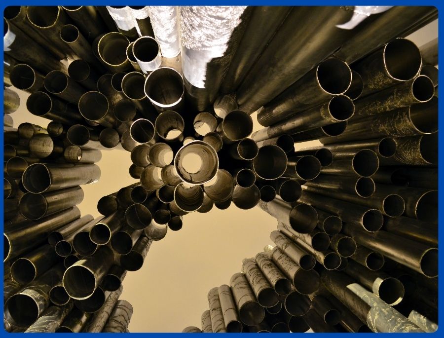 Hơn 600 ống thép không gỉ được gắn kết, trở thành một khối tượng trưng cho những nốt nhạc bay lên không trung