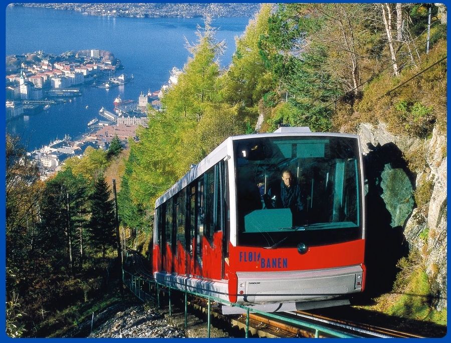 Cáp treo Fløibanen đưa du khách lên đỉnh núi Fløyen, nơi có tầm nhìn toàn cảnh thành phố tuyệt đẹp