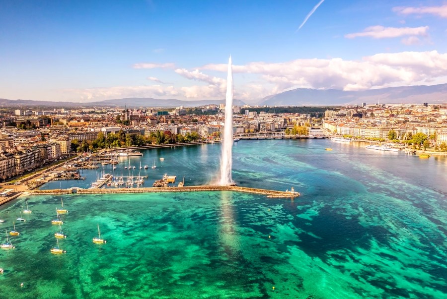 Geneva sở hữu vị trí tuyệt đẹp khi nằm ở phía tây nam Thụy Sĩ, ngay bên bờ hồ Leman rộng lớn