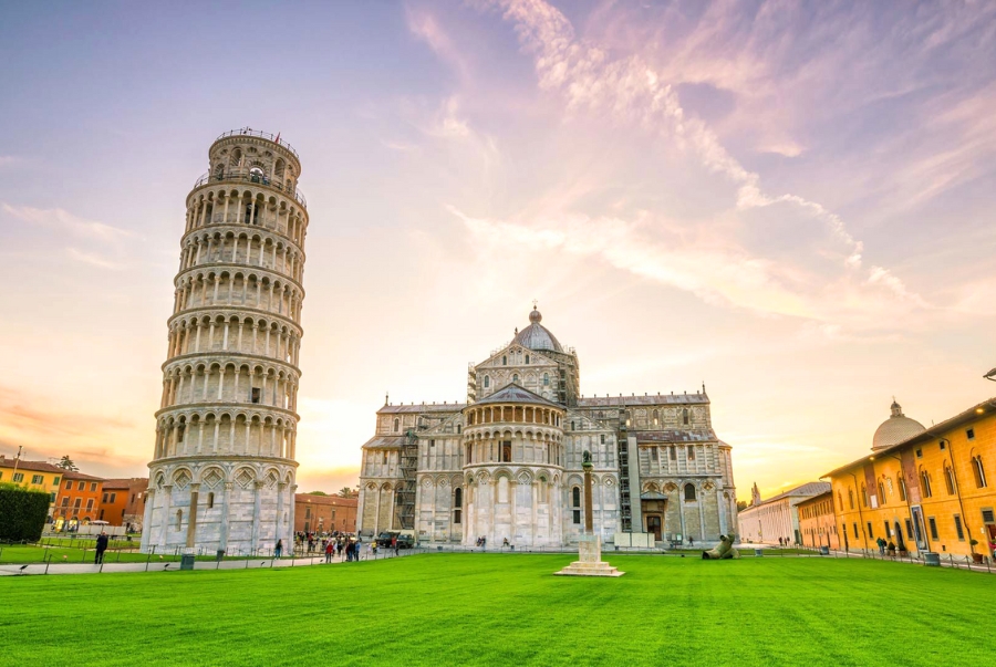 Tháp nghiêng Pisa là một phần của quần thể kiến trúc nổi tiếng