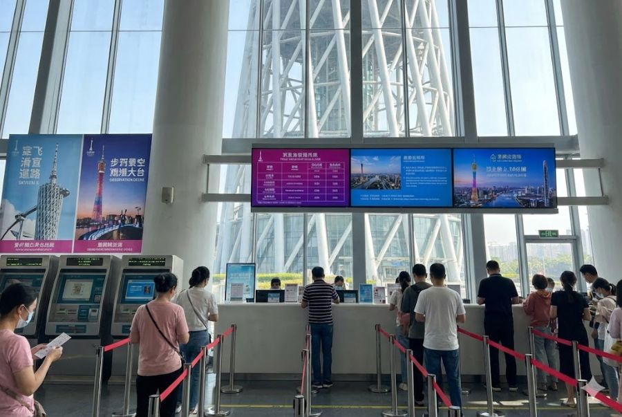 Du khách có thể mua vé trải nghiệm các hoạt động tại Tháp trực tiếp hoặc đặt online