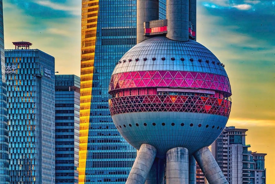 Toà tháp được thiết kế với nhiều khối cầu lớn nhỏ xếp chồng dọc theo thân tháp