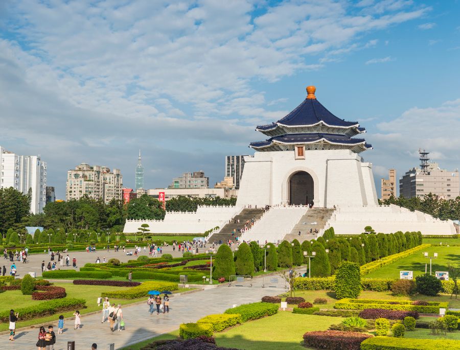 Nằm ngay khu vực trung tâm nên du khách có thể lựa chọn nhiều phương tiện để di chuyển đến Đài Tưởng Niệm